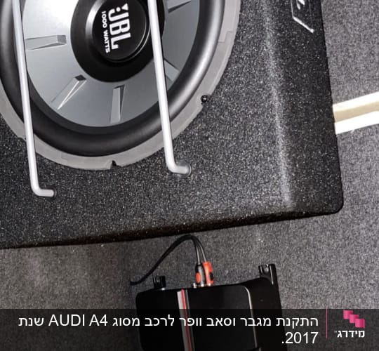 רמקול JBL ומגבר Pioneer בתא מטען של רכב